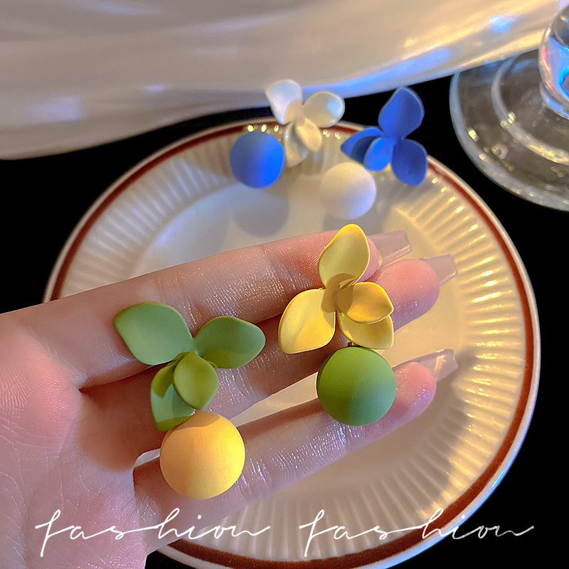Hong Kong retro style, color-blocking earrings, high-end and grand, petal pearl silver needle stud earrings, 2023 new trendy earrings full figure