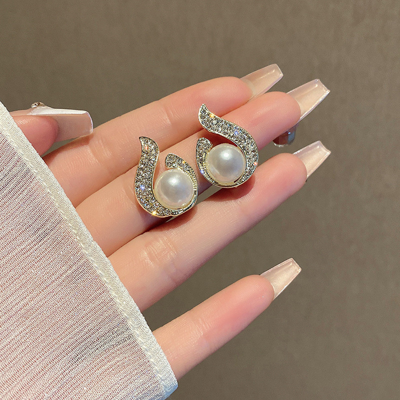 New S925 silver needle stud earrings with pearl and diamond setting, fashionable women's full diamond design flame earrings wholesale Application Scenario