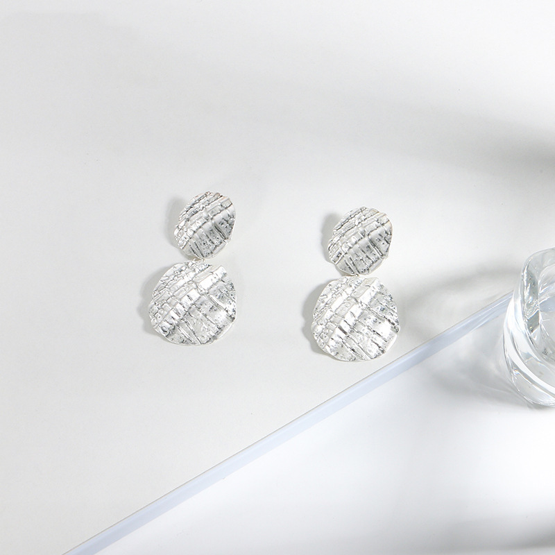 Exaggerated metal earrings for women, long European and American fashionable round geometric pendant earrings, simple and trendy earrings Application Scenario