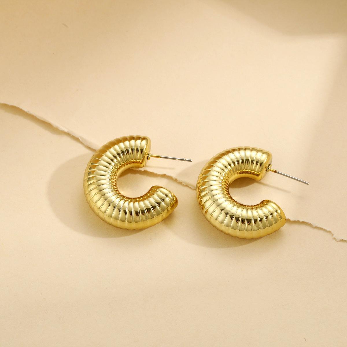 Wholesale of popular cross-border European and American threaded stud earrings for women, featuring a simple yet sophisticated look and a unique golden style Specification drawing