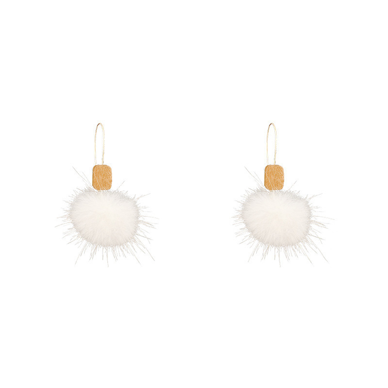 The 2025 new plush earrings exude a sense of sophistication and style, are versatile, and feature retro Hong Kong-style autumn and winter earrings with 925 silver needles Item Picture