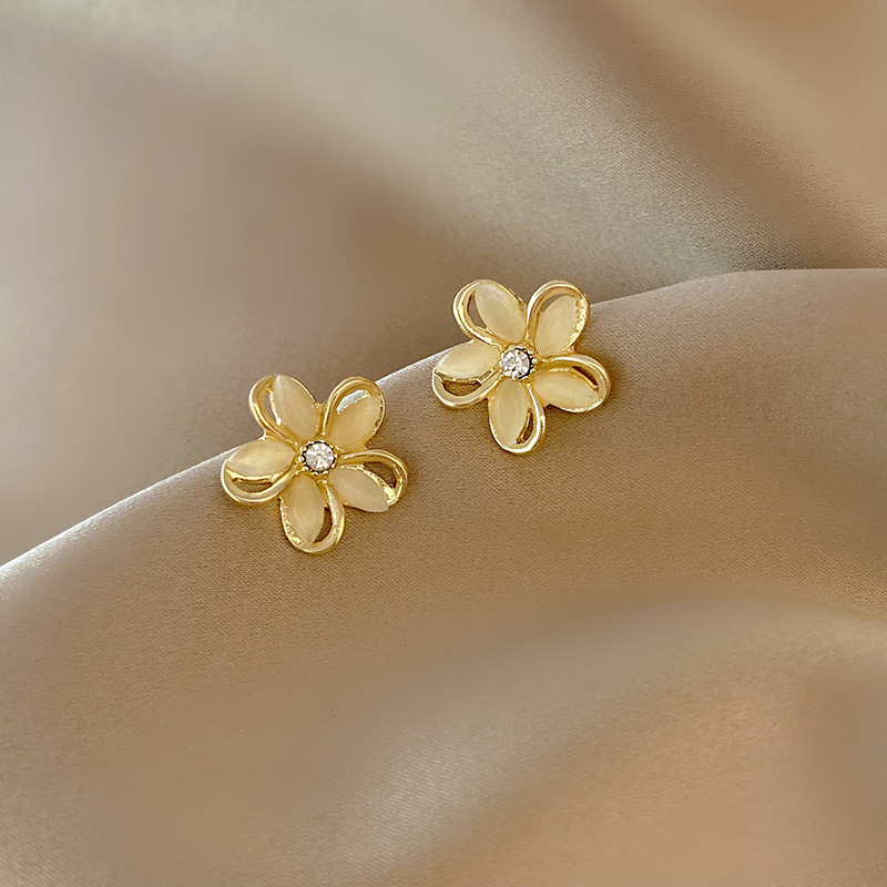 S925 Silver Needle Korean high-end cat's eye stone flower new trendy and niche design stud earrings details Picture