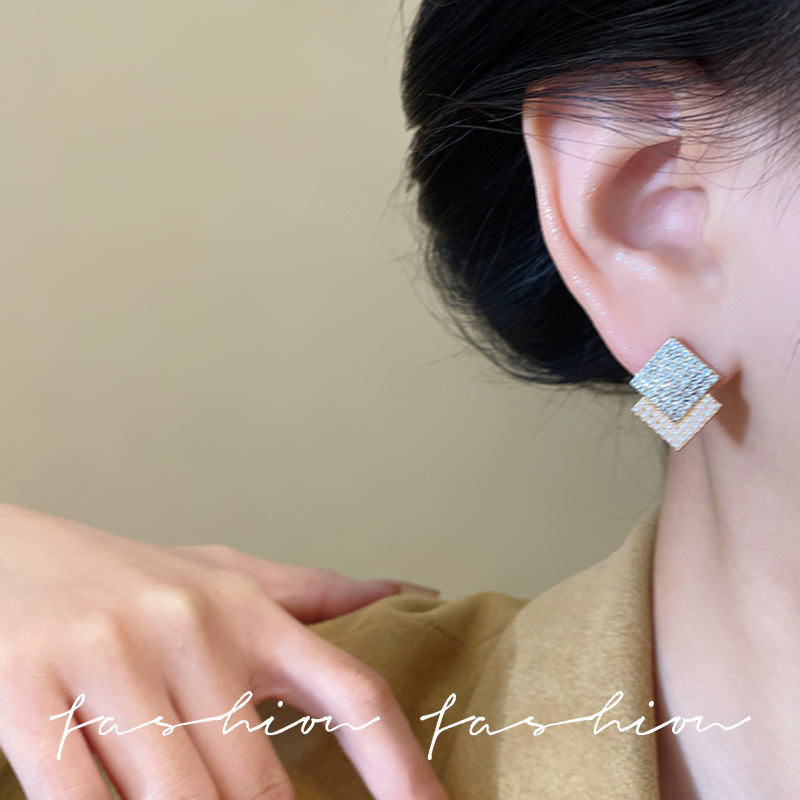 New diamond and pearl double rhombic stud earrings from Japan and South Korea for women in 2025, trendy and lightweight luxury earrings, unique and fashionable geometric earrings Application Scenario