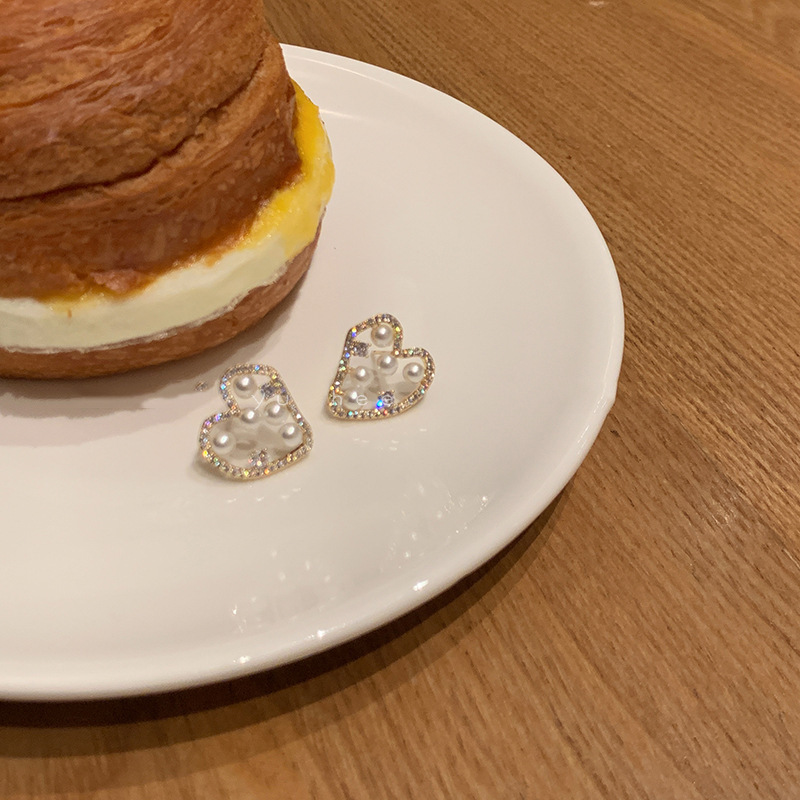 S925 Silver needle Korean fashionable and elegant diamond-encrusted heart-shaped stud earrings, a niche design of pearl retro earrings by female Internet celebrities, a trend details Picture