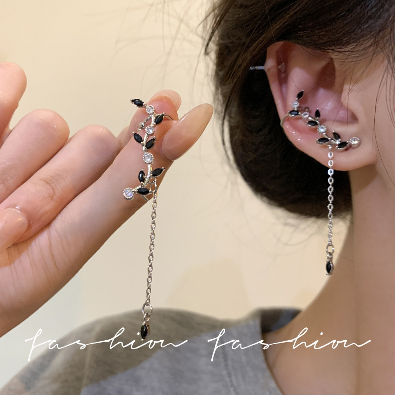 Sweet and cool girl black zircon tassel elegant earrings, personalized and fashionable slimming, cold style high-end earrings and accessories wholesale full figure