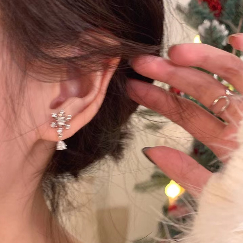 Christmas snowflake stud earrings, niche design earrings, light luxury, exquisite and high-end earrings, 925 silver needle, Yiwu accessories details Picture