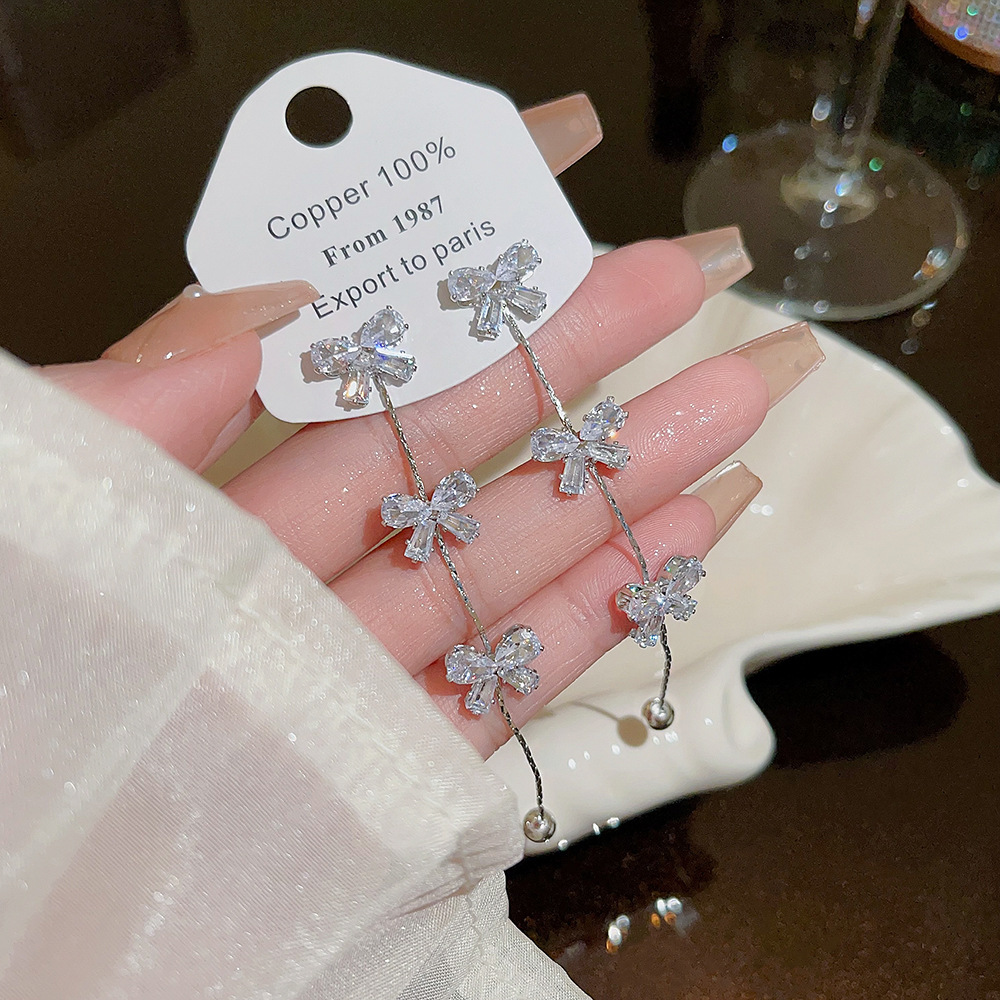 The new Korean version bow tassel earrings for autumn and winter exude a sense of high-end elegance and refinement. The earrings are in a cool and individualistic style full figure