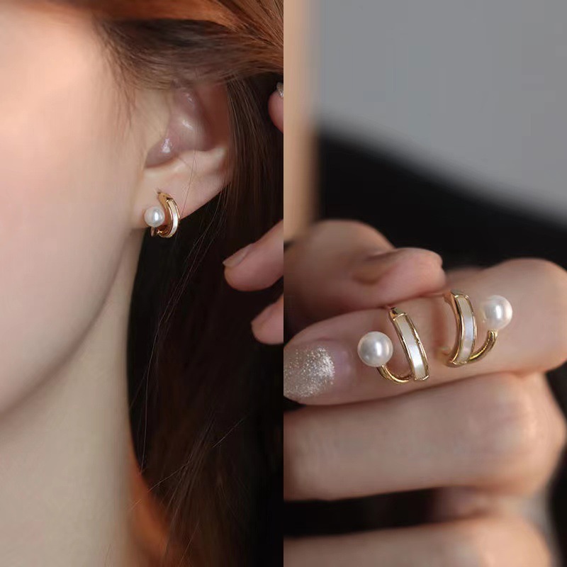 Natural mother-of-pearl stud earrings with a sense of design, feminine charm, versatile and trendy, small ear rings, niche and exquisite oil-dropping earrings full figure