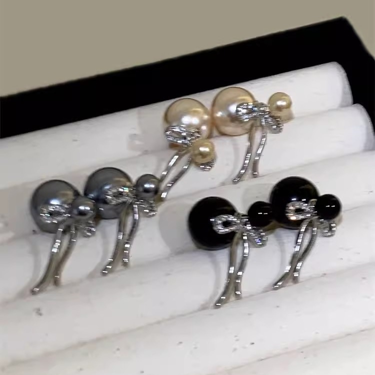 A pair of high-end, stylish, versatile and everyday earrings with a bow and pearl stud for women details Picture