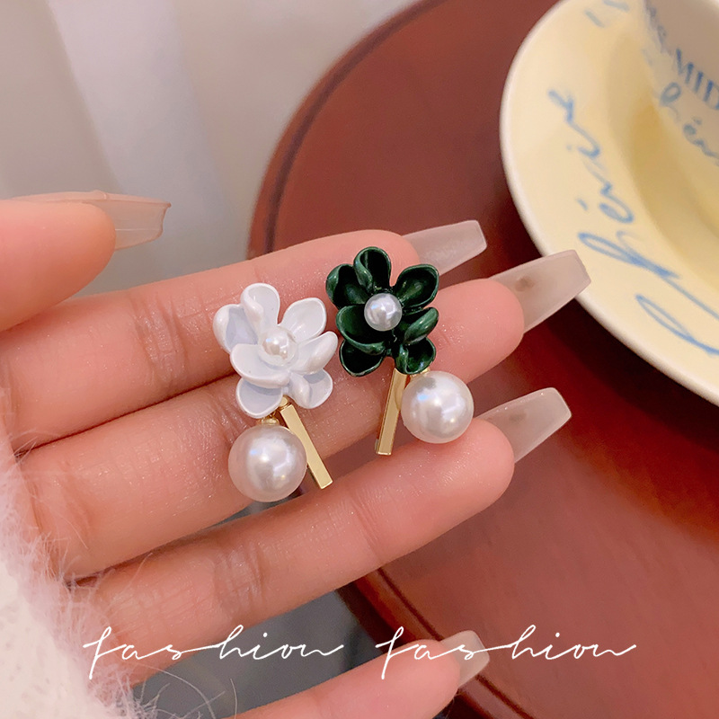Color-blocking camellia pearl earrings for women, with a light luxury and niche design sense, high-end stud earrings, French retro and individual earrings Application Scenario