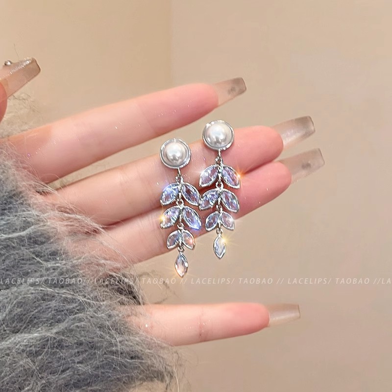 The long, super shiny leaf pearl earrings from Lusu are a new bestseller for women's autumn and winter 2025, exuding a sense of light luxury and high-end elegance details Picture