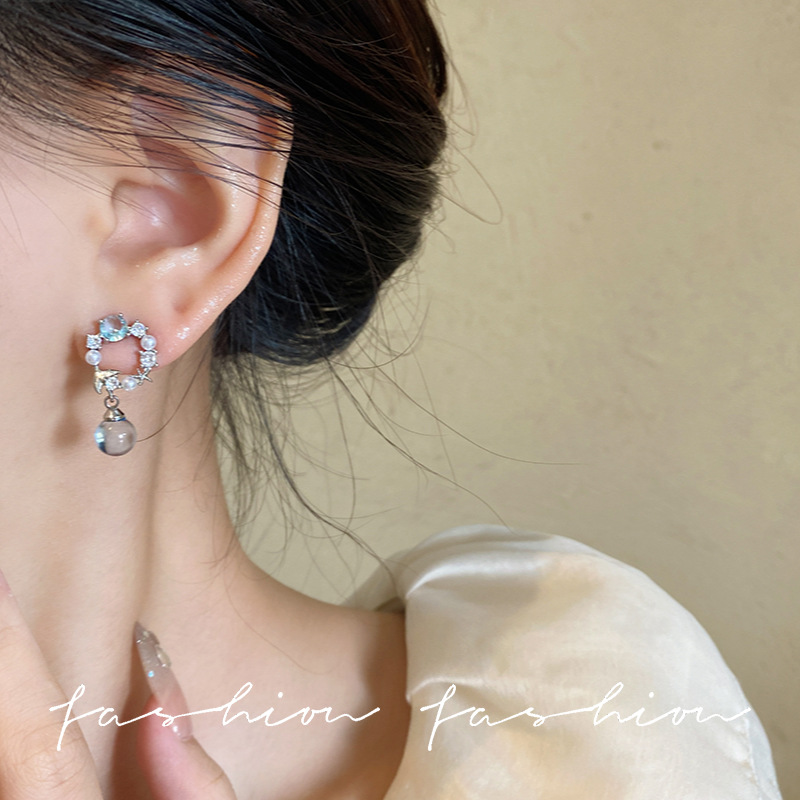 Forest-themed exquisite silver fishtail garland earrings, a unique and cool feminine touch, light luxury stud earrings, and long pearl earrings Application Scenario