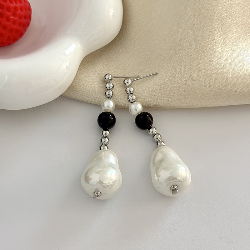 This niche and simple design features long fringed Baroque beaded earrings, exuding a sense of sophistication and individuality for women. It's a retro style for women full figure