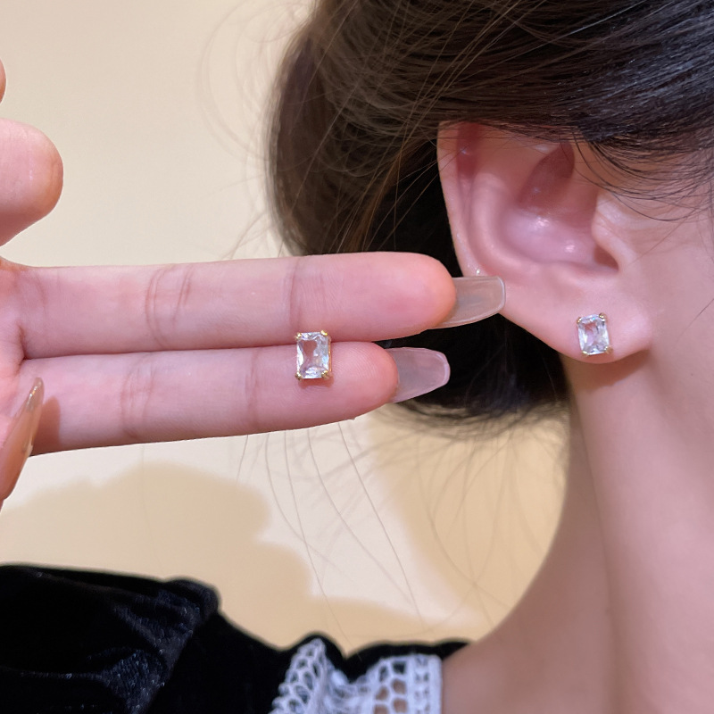 Small and simple zircon stud earrings with a niche design for women, fashionable and versatile earrings, the new trendy earrings of 2023 details Picture