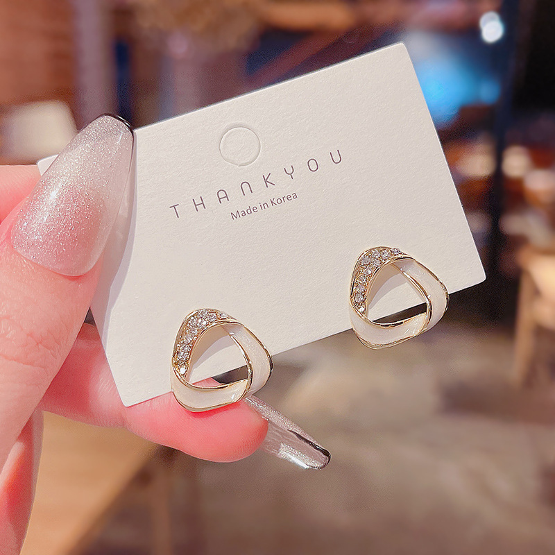 S925 Silver needle French design geometric earrings, women's diamond-encrusted super shiny stud earrings, the same style as the Internet celebrity Specification drawing