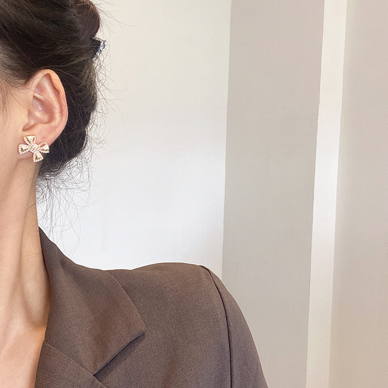 S925 Silver needle pearl bow stud earrings, new trendy, simple and cold style earrings, delicate and small earrings for women Specification drawing