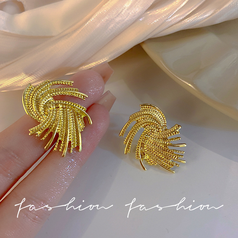 The exaggerated European and American earrings with a high-end feel, the stud earrings are grand and fashionable. The 2023 new firework unique retro earrings are a light luxury for women Application Scenario