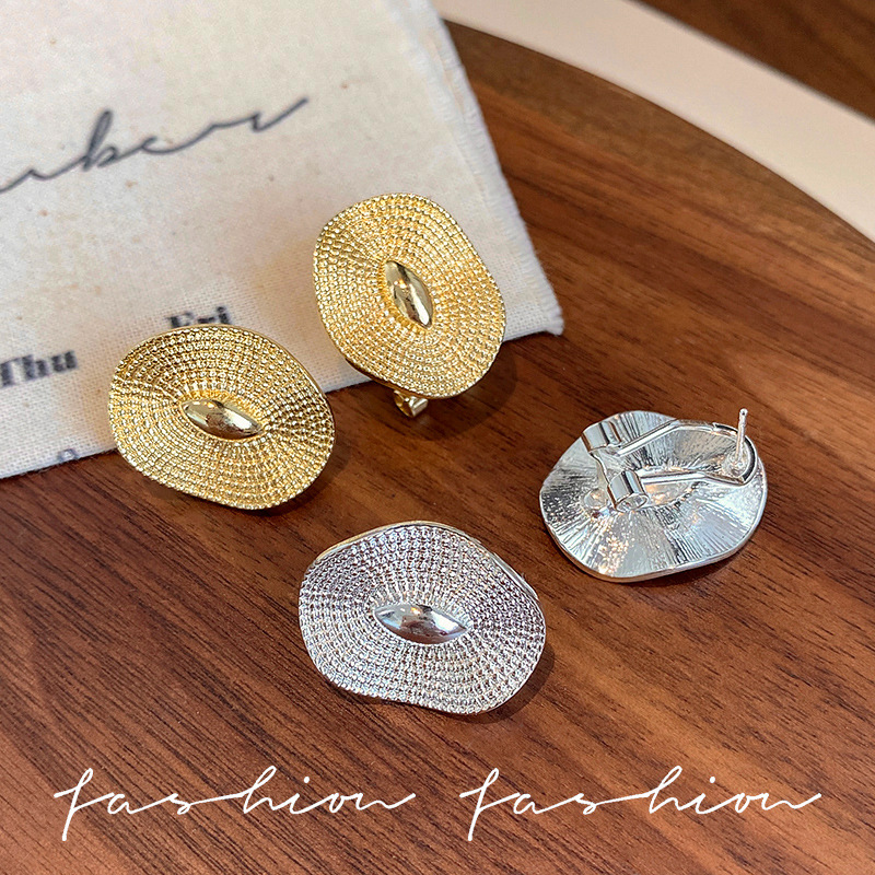 Irregular retro oval stud earrings, versatile and elegant, light luxury earrings, women's high-end, metal cold style, niche earrings full figure