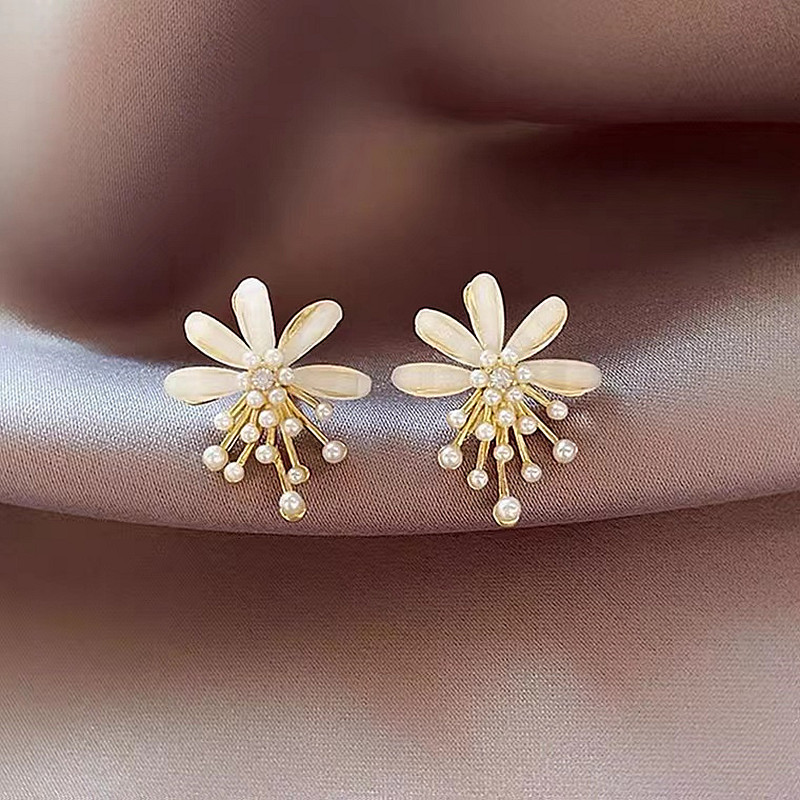 S925 Silver Needle Korean flower pearl, simple and elegant, unique, niche and high-end design, ethereal stud earrings full figure