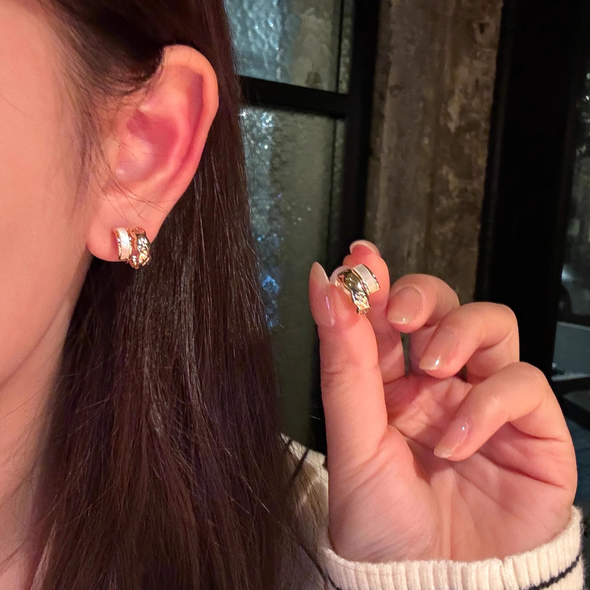 Diamond-shaped small fragrant shell double-layer C-shaped unique stud earrings, niche high-end and elegant style earrings, versatile earrings for women in spring and summer full figure