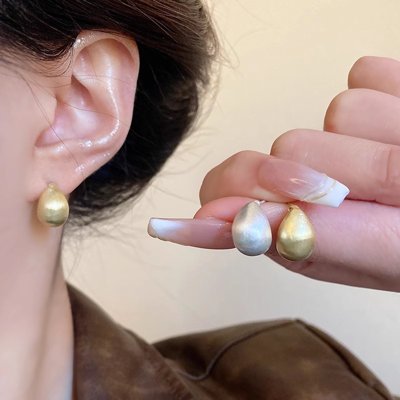 Teardrop-shaped matte brushed bean stud earrings, a niche design for women with a light luxury and high-end feel, are versatile and elegant earrings full figure