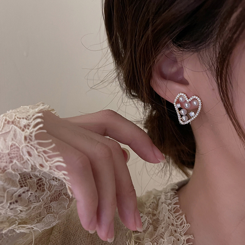 S925 Silver needle Korean fashionable and elegant diamond-encrusted heart-shaped stud earrings, a niche design of pearl retro earrings by female Internet celebrities, a trend Application Scenario