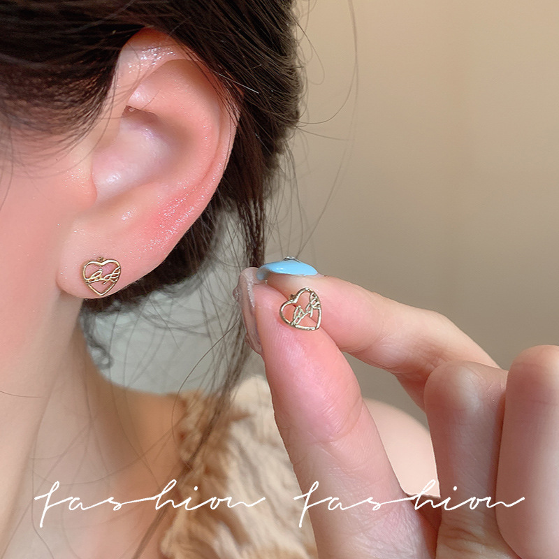No need to take off the mini and small hollowed-out heart-shaped earrings when sleeping. This is an Instagram-style Korean version of a rare and exquisite two-piece set of earrings Application Scenario