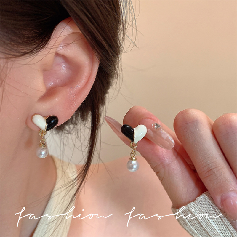 Black and white mixed-color heart-shaped pearl stud earrings exude a sense of sophistication, are versatile, and feature a niche design. They are a high-end, simple, and commuter style earpiece Specification drawing