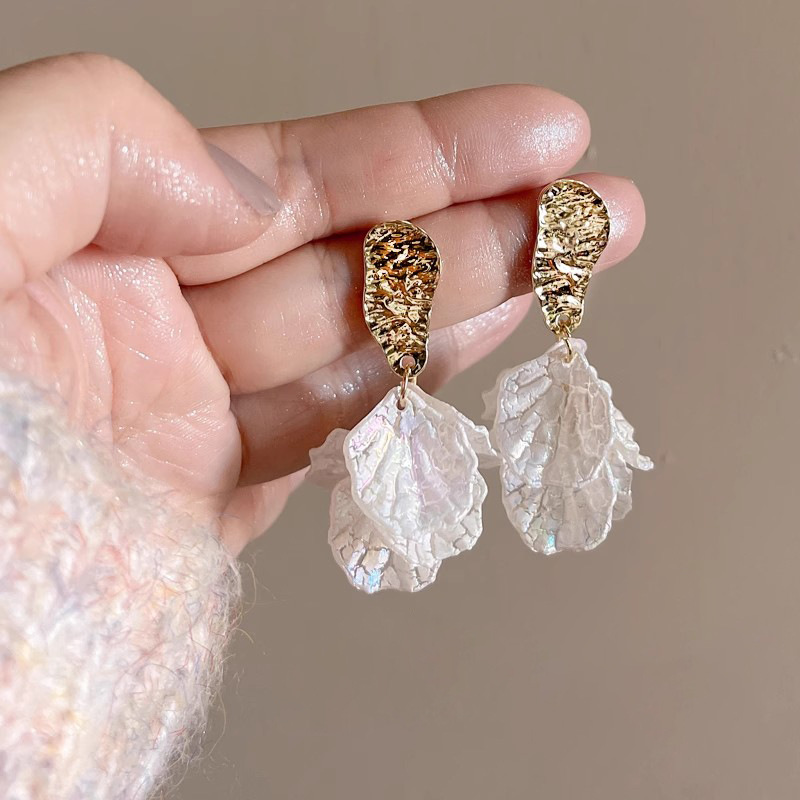 Super ethereal, fashionable and exaggerated 2025 new trendy flower earrings, a unique commuting accessory for French female Internet celebrities full figure