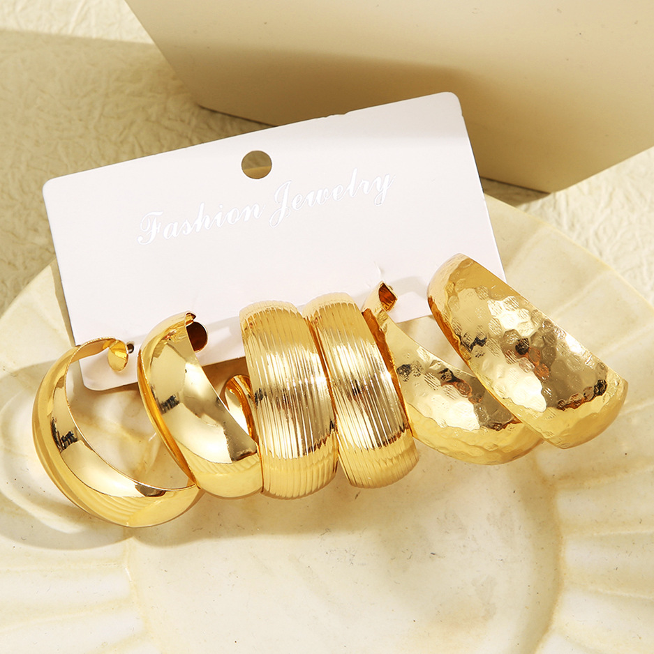 A new cross-border gold metal personalized and exaggerated earring set with creative retro C-shaped earrings from Europe and America, 3-piece set Application Scenario