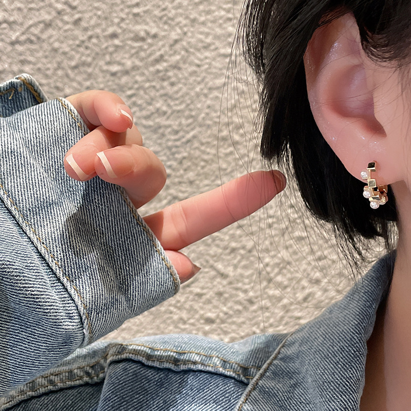 Retro Hong Kong-style pearl earrings, high-end, fashionable and commuter style, ear buckles, niche and simple earrings wholesale 925 Application Scenario