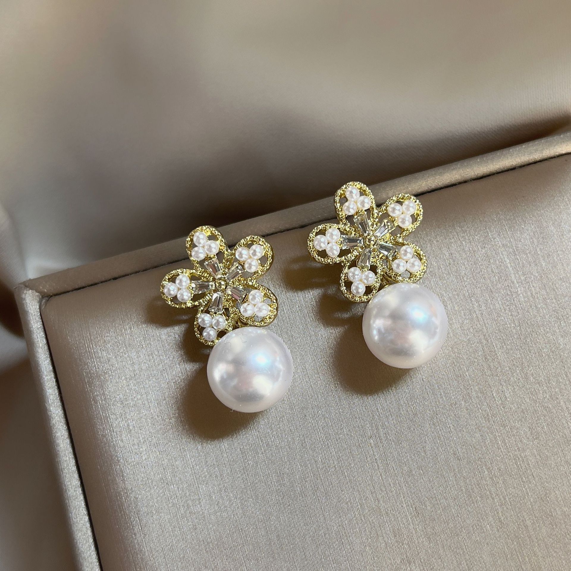 S925 Silver Needle Pearl Cluster Flower Earrings, a new fashionable ear accessory with diamond-encrusted stud earrings that exude the charm of female Internet celebrities Application Scenario