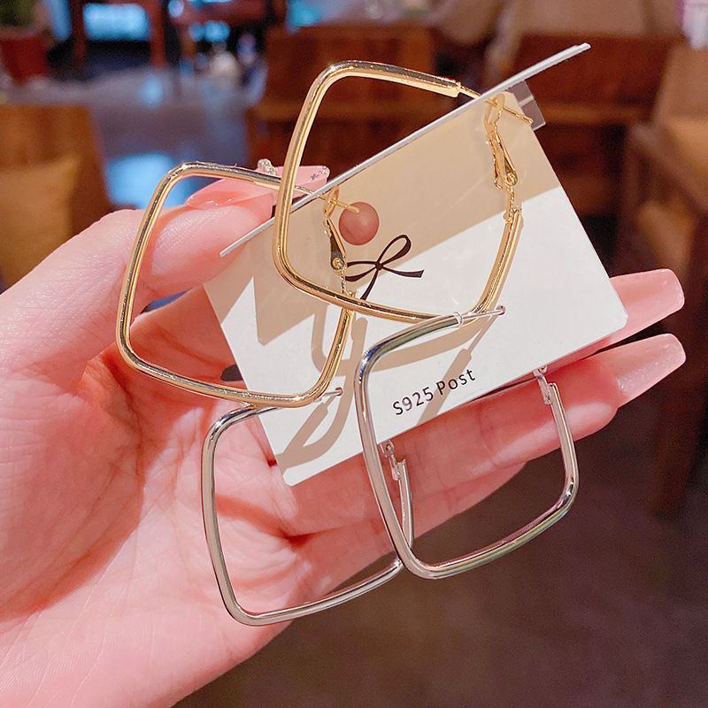European and American style simple square plain ring earrings, a cold and aloof style for women, with an exaggerated and unique temperament. Versatile stud earrings, a popular online celebrity accessory full figure