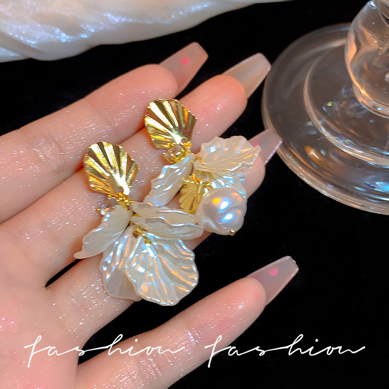 Exaggerated white flower earrings for women, long tassel pearl earrings, unique earrings, 2025 new style stud earrings full figure