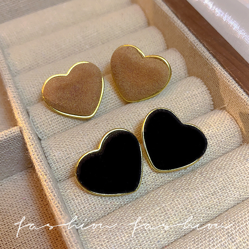 Retro flocked heart-shaped earrings for women, simple and versatile for autumn and winter, trendy ear studs, fashionable earrings Specification drawing