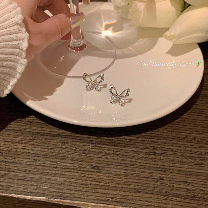 S925 silver needle earrings with a unique design sense, featuring hollowed-out micro-inlaid zircon earrings, are a refreshing and versatile summer earring for girls Specification drawing