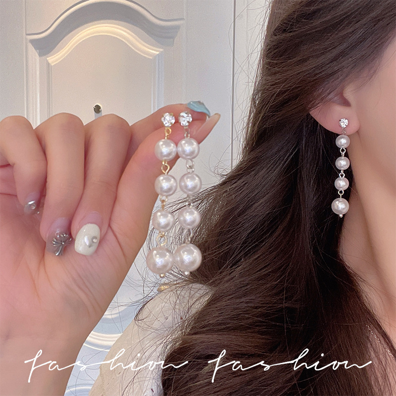 This is a unique and stylish long pearl earring from South Korea. It is a trendy and elegant ear accessory with a simple yet sophisticated look. It features sparkling diamond earrings for women full figure