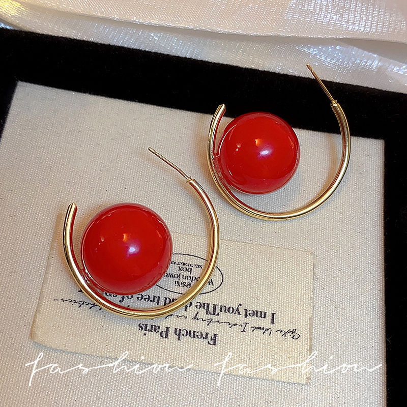Red large pearl stud earrings for women, with a niche design and a sense of sophistication. New Year's Edition of 2025, stylish earrings and ear loops Application Scenario