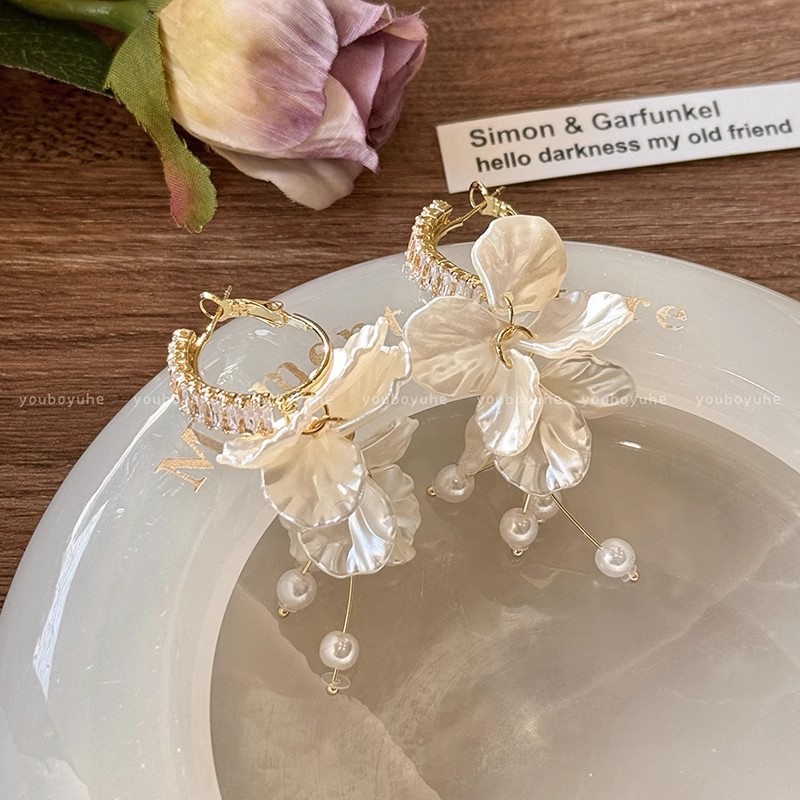Vacation-style petal tassels, white flower ear ring earrings, pearl forest style, grand and exaggerated stud earrings, fashionable earrings details Picture