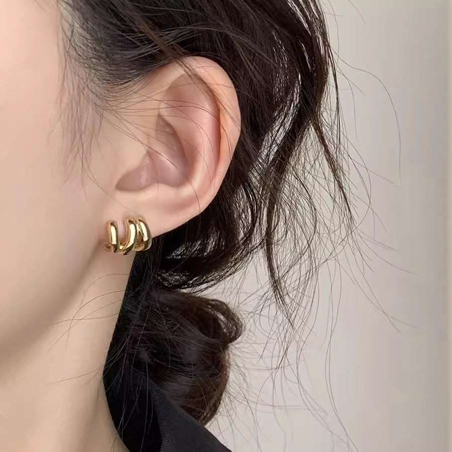Multi-layer stacked metal earrings with a high-end design sense, commuter ear rings, a unique and niche plain ring for women, and elegant stud earrings Application Scenario