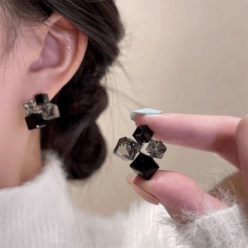 925 Silver needle retro style Autumn and winter black three-dimensional diamond geometric earrings, high-end and niche design, light luxury stud earrings for women Specification drawing