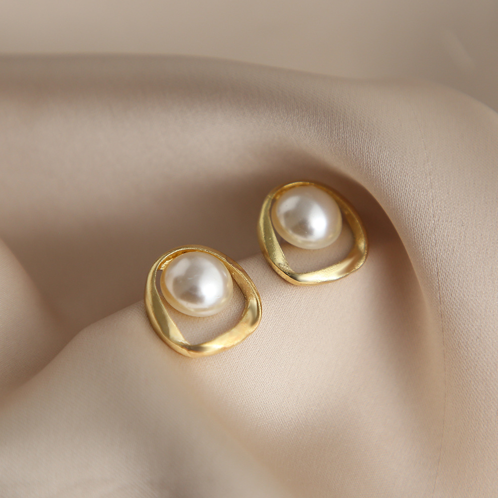 Wholesale of popular earrings on independent websites in Europe and America, featuring creative and retro styles, pearl imitation stud earrings, and unique and niche designs Application Scenario