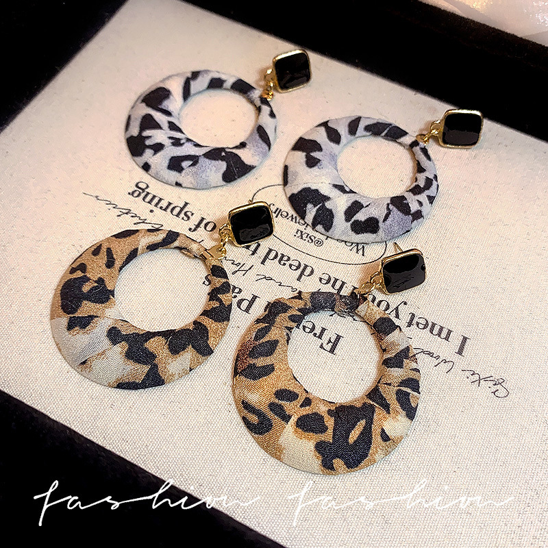 European and American retro leopard print fabric wound circle steel needle earrings, unique geometric style, high-end sense of earrings for women wholesale Specification drawing