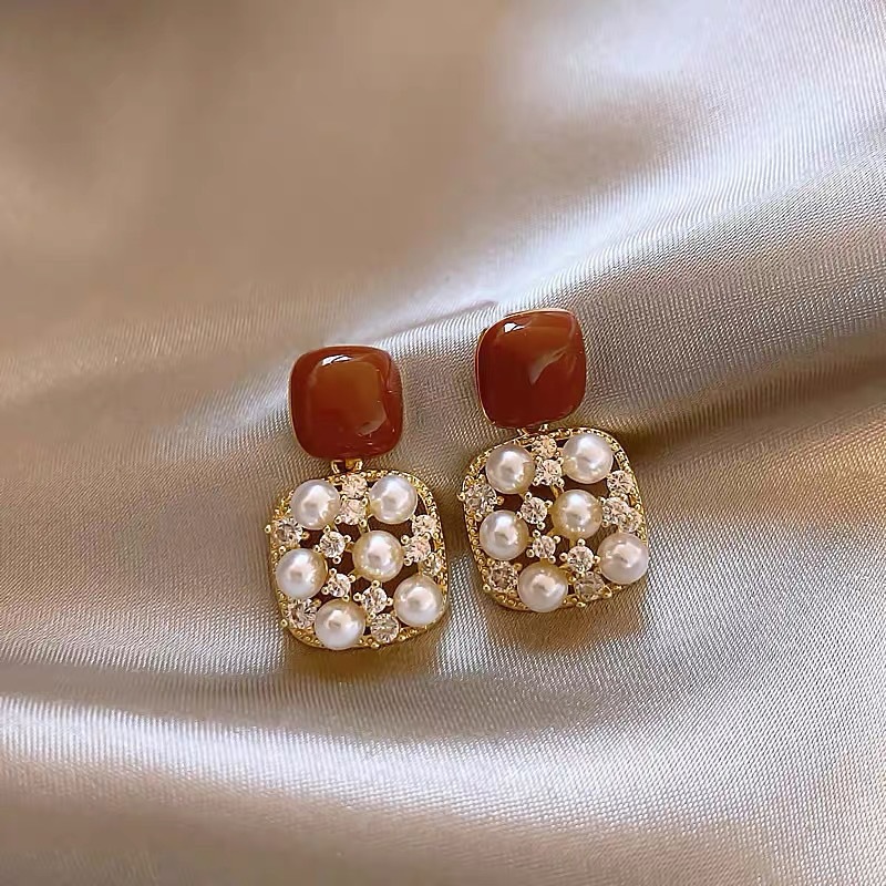 Maillard coffee-colored geometric hollowed-out pearl zircon stud earrings for women, light luxury, exquisite and fashionable earrings, simple and versatile earrings Application Scenario