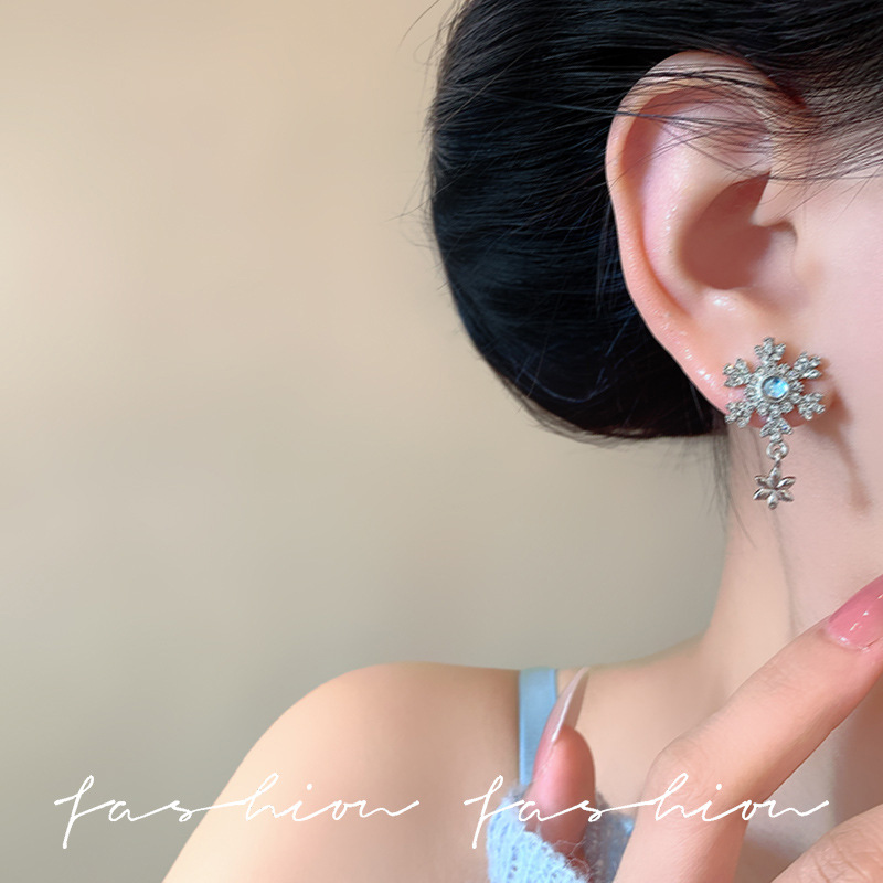 Asymmetrical snowflake Zircon tassel earrings, a new bestseller in 2025, with a light luxury and high-end feel, are rare and exquisite earrings Specification drawing