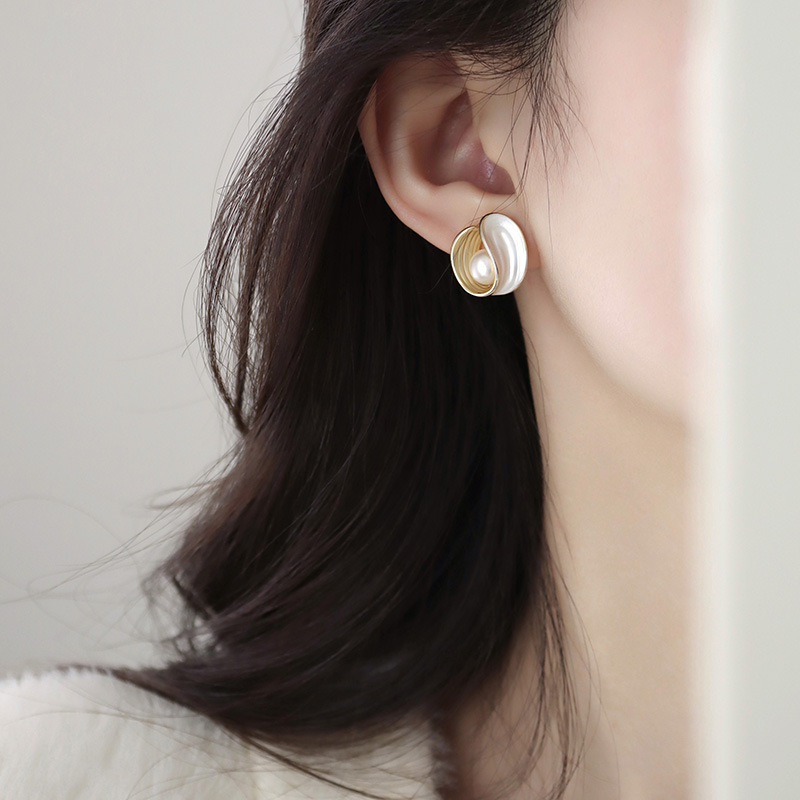 The s925 silver needle retro style pearl earrings exude a sense of feminine sophistication. The gentle and simple stud earrings are a niche design accessory Application Scenario