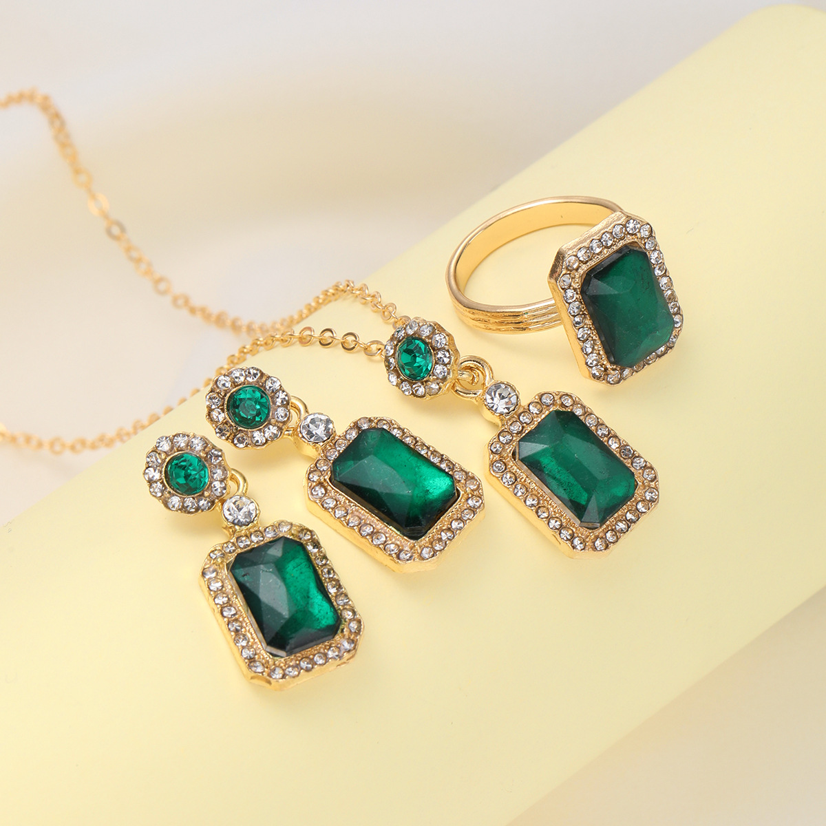 Cross-border European and American best-selling, niche, high-end design sense emerald gemstone, light luxury style stud ring necklace set Specification drawing