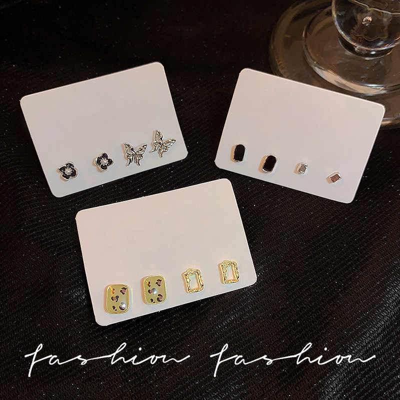 Mini and exquisite square black stud earrings, 2025 new bestseller ear-piercing earrings, small, elegant and high-end earrings Specification drawing