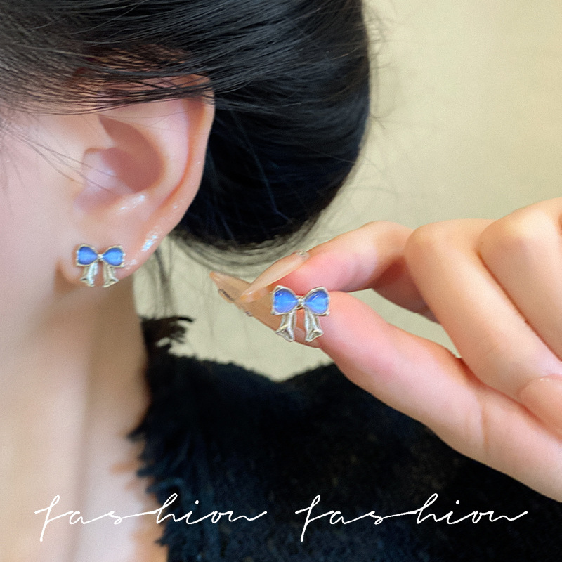 Korean-style sweet bow stud earrings, a niche design for women, exude a sense of sophistication and versatility. These are fashionable and elegant commuting earrings full figure
