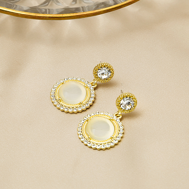 S925 Silver needle retro French round cat-eye earrings, elegant and trendy Korean style, diamond-encrusted, personalized and versatile stud earrings Specification drawing
